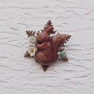 エゾリス（キタリス）とお花の雪の結晶ブローチ【オンクリマルシェ限定割引価格】
