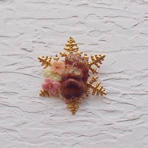 シマリス（エゾシマリス）とお花の雪の結晶ブローチ【オンクリマルシェ限定割引価格】