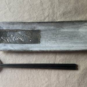 黒い長皿（乾山白釉炭化草文長皿）