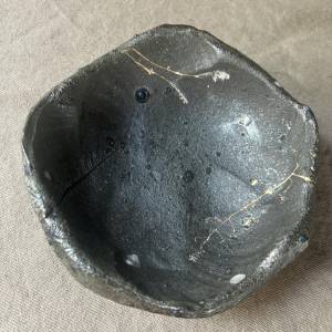 フチ厚の黒い小鉢（炭化草文縁厚小鉢）