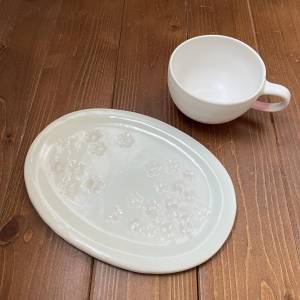 カップとお皿のセット(楕円のお皿:白桜色)