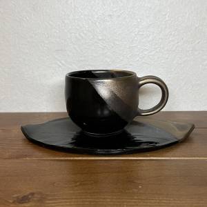 カップとお皿のセット(黒とゴールド)